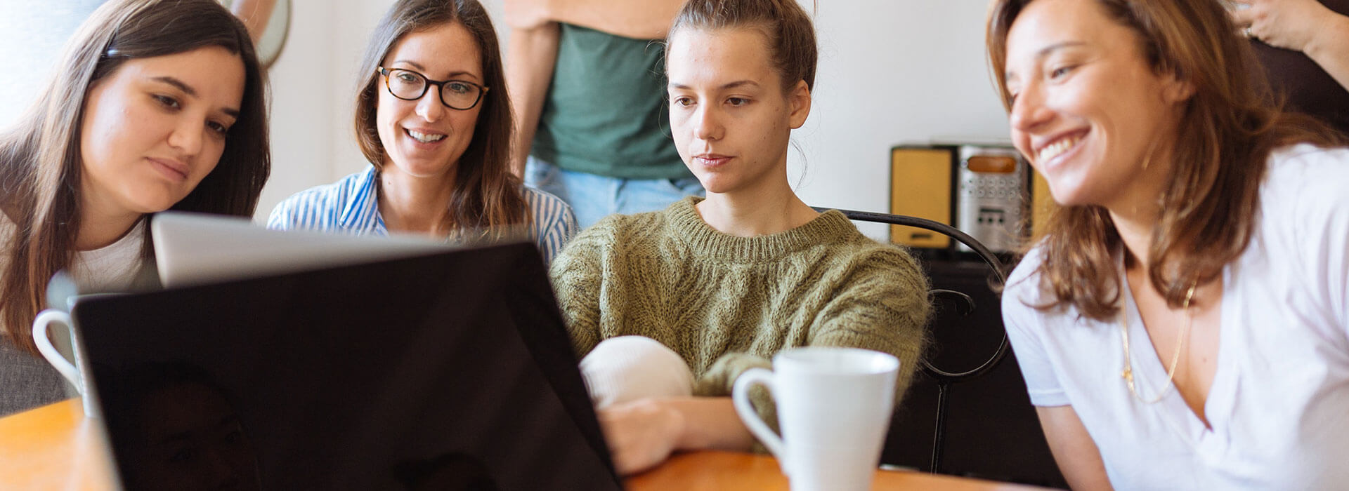 Ordinateur et outils numériques illustrant les Rendez-vous IA de 3P Form’